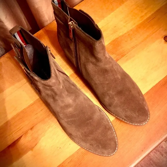 SOLD🔴 TOMMY Hilfiger brown or tan genuine leather (suede) booties size 9.5 - Picture 2 of 12